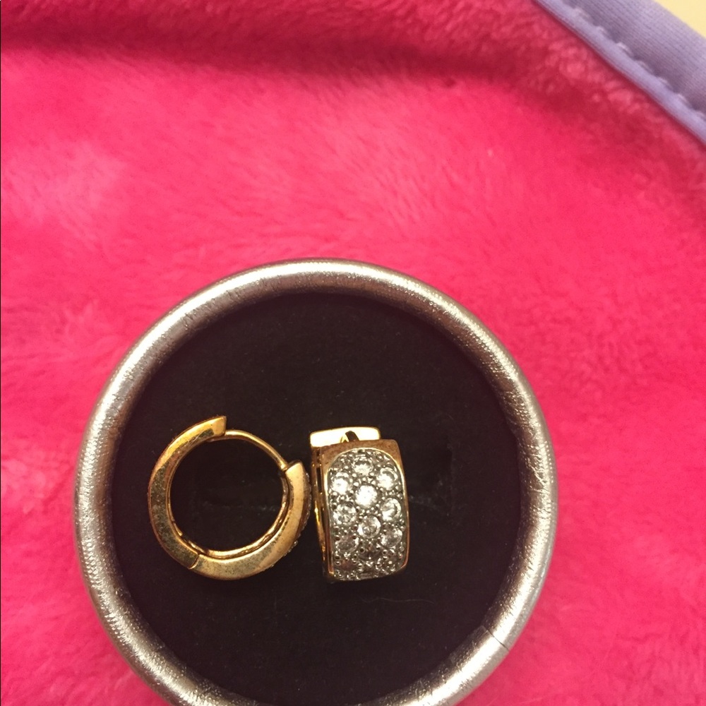 Pave diamond and gold.  No tarnish